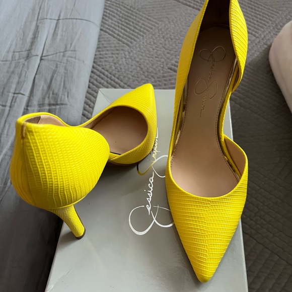 BRAND NEW Jessica Simpson yellow pump.       size 8 1/2 with a 4 inch heel - Picture 2 of 3